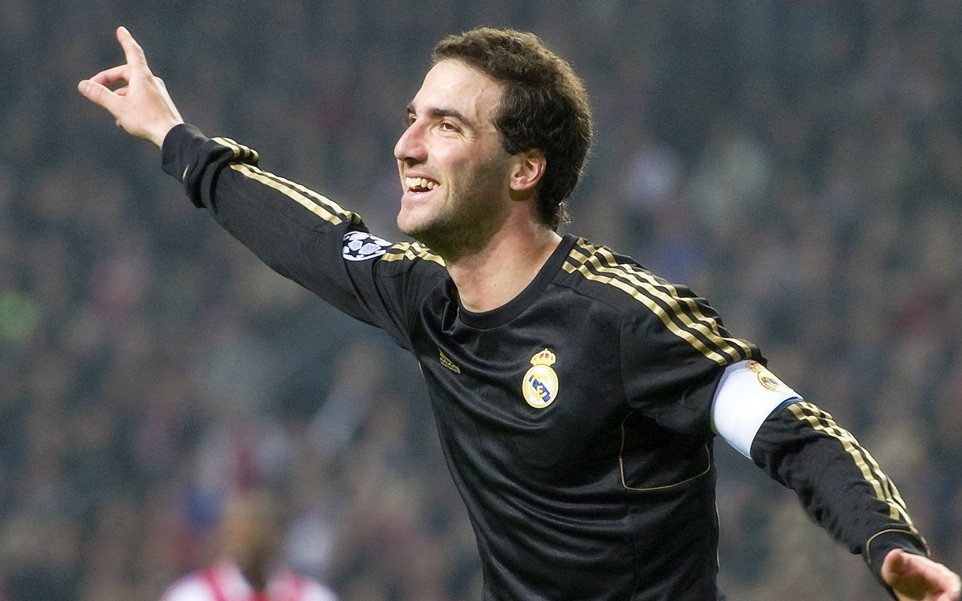 _珍贵比赛瞬间集锦：历史性胜利瞬间回顾_，珍贵无比的比赛录像